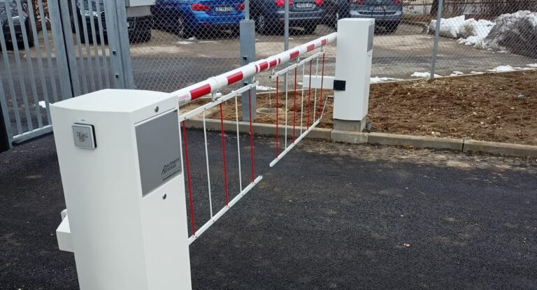 Automatic Systems biedt vele verschillende accessoires. Op de foto zien we een hek wat onder de slagboom hangt. Hierdoor wordt toegang beperkt.
