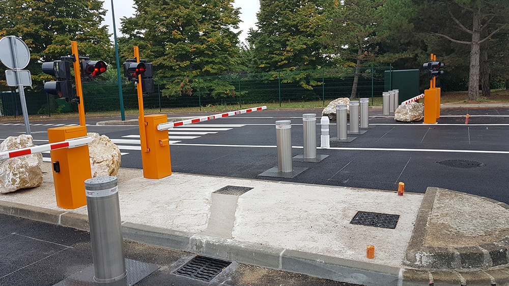 Rood wit gestreepte slagbomen met een oranje behuizing.