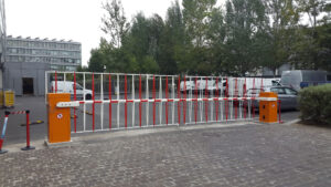 High-security slagboom voorzien van een scharnierend dubbel hekwerk aan de arm, voor een arm van maximaal 7m.
