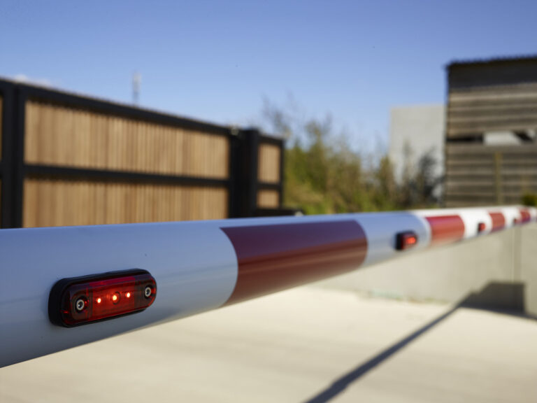 Bam Bormet Mcs armverlichting te monteren op een slagboom voor extra veiligheid. rood witte slagboom op een recreatiepark. Bediening van een slagboominstallatie. Slagbomen: de onmisbare poortwachters voor uw terrein