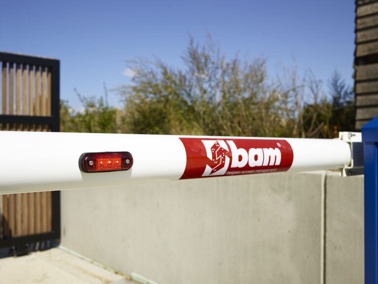 MCS25 elektrische slagboom van Bam Bormet. Armlengte tussen de 2m00 tot 4m50